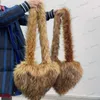Bolsos de noche Faux Natural Fur-Ever Brown Raccoon Furry Fur en forma de corazón Bolsos de mano de gran tamaño para mujeres con correas de piel de hombro largo T230508