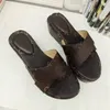 23SS Bayan Yüksek Topuklu Sandalet Terlik Üzerinde Kayma Bayanlar Doku Retro Yuvarlak Ayak Parçaları Tasarımcı Klasik Flip Flops L Dış Mekan Dealpe Shoe