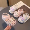 Sandálias 2023 Novo verão Sandals Sandals Bow Pearl lantejas Rhinestone Kids Sapatos Princes