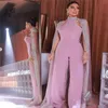 Luxe stoffige roze prom jumpsuit jurk 2023 Elegante Dubai Arabische outfit Koreaanse avondjurk met cape turkije vrouwen verjaardagslijtage Vestidos de fiesta formele gelegenheid