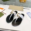 Luxury Designer Summer New Flip-Flops Slider Sandaler Lovers Slippers Läder Flat Bottom Antiskid Kvinnor Sandaler Casual Men Sandaler Size 35-46 +Box