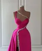 ピンクのプロムスリットビーズ装飾サテンイブニングドレスエレガントなプリーツ長い特別なOCNドレス