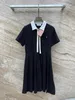 Vestidos de grife feminino Miu 23ss letra bolso tag decorado colisões lapela polo manga curta vestido plissado moda preto branco retalhos vestidos de verão para mulheres