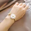 Bedelarmbanden kpop schattige bloemarmband femme kleurrijke madeliefje hangleer lederen link ketting voor vrouwen temperament sieraden