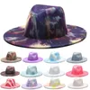 Breda brimhattar 2023 Fedoras för kvinnliga män kepsar binds färgning vinter med ädelsten hatt panama fascinator multicolor blå vit filt