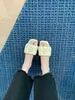 Pantoufles 2023 été nouvelle mode anti-dérapant tête carrée lettre plate à l'extérieur pour porter des pantoufles chaussures en cuir pour femmes G230509