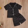 Pyjamas Baby Boy Black Satin Silk Pyjama Ställer in sömnkläder Långärmad toppbyxor 1-7Y TODDLER BARN BARN SOMMER FALL CASSUST NIGHTSHIRT 230509