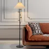 Lámparas de pie, lámpara LED de Metal nórdico para sala de estar, ambiente moderno Simple, perchero creativo, decoración del hogar, iluminación de cabecera