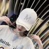 Nouveau chapeau de langue de canard à la mode Parasol polyvalent et crème solaire chapeau de lettre m Chapeau de soleil extérieur à la mode pour femmes Casquette de baseball d'été