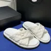 Slipper Luxury Sandal Men Женщины ботинки бассейн подушка комфорт тисненные мулы медные тройной черный розовый слоновой кот летние модные слайки пляжные тапочки