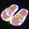 Pantofole Pantofole illuminate per bambini Animali unicorno Stampe Ragazzi Ragazze Sandali Moda Scarpe carine Bagno Piatto Bambini Sandali per bambini 230509