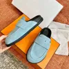 Designer de luxo de couro chinelos femininos verão sandálias planas mules slide clássico moda envoltório cabeça letras ao ar livre sapatos casuais sapatos de praia scuffs 35-40