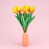Kwiaty dekoracyjne 10 szt. Lifeelike Flower Zebrania bukietu Tulip Bukiet Fałszywe tulipany Mini sztuczna dekoracja plastikowa Faux Ręce Prawdziwy dotyk wazon