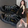 Neue Mädchen Sandalen Sommer Kinder Schuhe Nieten Strand Hausschuhe Weicher Boden Kleinkind Kleinkind Rutschen Prinzessin Roman Schuhe Slip on Kinder Casual Sneaker