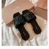 Pantoufles 2023 été nouvelle mode anti-dérapant tête carrée lettre plate à l'extérieur pour porter des pantoufles chaussures en cuir pour femmes G230509