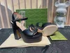 2023 مصمم جديد للنساء الصنادل High Heel Heel Cyky Heel Candals Table Table Open Toe Buckle Comfort Fashion Leather Fashion Sli 74QK#