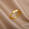 Полоса кольца крошечные начальные буквы кольца для женщин из нержавеющей стали.