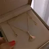 Klassieke merkontwerper voor dames Modieuze en charmante moederschelphanger Titanium stalen gouden ketting