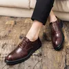 Мужские одевания обуви шнурки Oxfords ручной работы ручной работы в стиле патики