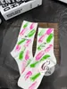 Nouveaux produits européens chaussettes femmes style occidental jet d'encre lettre impression tube chaussettes peinture métallique cool en ligne rouge mode chaussette en gros