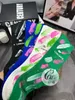 Nouveaux produits européens chaussettes femmes style occidental jet d'encre lettre impression tube chaussettes peinture métallique cool en ligne rouge mode chaussette en gros