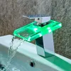 Waschbeckenarmaturen Deckmontage Mischbatterie und kalter Wasserfall Messingbecken LED