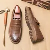 Подлинные кожаные мужчины Loafers Luxury Slip на британской деловой повседневной обуви бизнесам Moccasins Удобные туфли для вождения