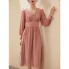 Casual Dresses Cherry Pink Mulberry Silk Dress 2023 Autumn Long Sleeve V-Neck Bubble Slim Temperament ser vitt ut