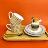 Utensili per caffè e tè Tazza per catering in stile elegante in bone china Tazza da caffè e piattino in ceramica semplice multi-stile con motivo set 2 set con scatola P230508 P230509