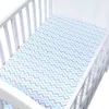 寝具セットベビー用のベビーベッドシートは、寝具の中の赤ちゃんと幼児用にフィットします。