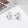 Boucles d'oreilles polyvalentes européennes et américaines en cuivre incrusté de perles brillantes en zircon, luxe léger et boucle d'oreille en argent simple et résistante aux allergies