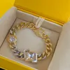 Bracelet de lettre pour femme élégant et atmosphérique conçu par un designer spécialement pour les cadeaux de fête de bijoux.