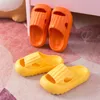 Slipper Summer Kids Slippers защищает пальцы с твердым цветом для мальчиков для ванной комнаты против скольжения домашние обувь для детей детские девочки детские мягкие туфли 230510