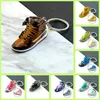 Diseñador creativo zapato llavero patrón de color zapatilla de deporte colgante llavero bolso de moda colgante muñeca americana zapatos juguetes