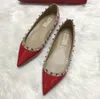 Designer Sandaler Flat klackar nitar spetsiga skor grunt kvinnor äkta läder svart patent läder röda bröllopskor med dammväska 35-44