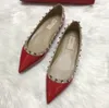 Designer Sandales Talons Plats Rivets Chaussures Pointues Femmes Peu Profondes En Cuir Véritable Noir En Cuir Verni Rouge Chaussures De Mariage Avec Sac À Poussière 35-44