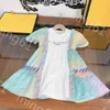 23SS robes à manches courtes pour enfants vêtements de créateurs filles robes rondes cou pur coton stick forant logo imprimement épissant la robe à manches courtes