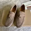 2022 Neue weiche Unterteile, die Kunden oft mit echtem Leder kauften Luxus-Herren-Walkschuhe Einfache Loro-Sneaker Slip-on-Flats Hochzeitskleidschuh 36-46