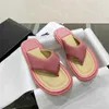 Pantofole firmate Sandali da donna Pantofola con piattaforma in gomma Infradito grosso Ciabatte piatte di lusso Fondo spesso Sandalo quadrato Scarpe in pelle di montone Scivoli da spiaggia estivi