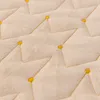 Bettrock Luxus Beige Kristall Samt Gold Blume Spitze Rüschen gesteppt Bettrock Matratzenbezug Tagesdecke Bettlaken Kissenbezug Bettwäsche-Set 230510