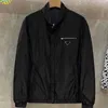 남자 재킷 디자이너 2023 클래식 캐주얼 재킷 스탠드 업 칼라 디자인 금속 삼각형 자수 수입 재생 가능한 나일론 재료 편지 지퍼 코트 ydke