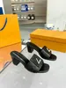 2023 SS Designer Women Shake Mule 5,5 см высотой каблуки Женская v-образная тазовая тапочка, похожая на драгоценно-похожий на драгоценный блок V, широкие сандалии для ремня для дам