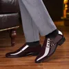 Klänningskor män pekade tå Lether Man Business Formell Male Glossy Casual Wedding Plus Size Zapatos Hombre Casues 230510