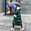 Kvinnors trenchockar 2023 Bomullspaddad jacka Kvinnors vinterlånga tjocka huva Parka koreanska lösa glansiga lambwool skarv snöfält
