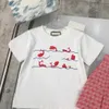 23SS Kid Setler Çocuklar Tasarımcı Giysileri Tişörtlü Etek Takım Yuvarlak Boyun Saf Pamuk Küçük Balık Köpük Baskı T-Shirt Logosu İşlemeli Denim Yarım Etek Takımlar Çocuk Giysileri