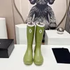 Sandali di marca C canna stivali da pioggia designer femminile stivale in gomma in gomma ginocchiera di lusso verde rosa verde 32 cm Rainboot stivali acqua vetrini stivali per piattaforma pioggia scarpa impermeabile al ginocchio