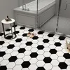 Papéis de parede 60 cm espessos de telhas autônomas adesivos de piso padrão geométrico adesivo de PVC preto e branco para decoração do chão do banheiro da cozinha
