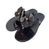 2023 여름 샌들 디자이너 화이트 블랙 여성 슬라이드 밀러 특허 가죽 슬리퍼 메탈릭 끈 슬라이더 플립 플롭 슬라이드 숙녀 슬리퍼 야외 신발