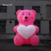Söt rosa reklam Uppblåsbar Bear Cartoon Animal Mascot Balloon med ett stort hjärta för utomhusshow