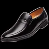 Klänningskor läder män formella lyxmärke män loafers moccasins andas slip på svart körning plus storlek 38-44 230510